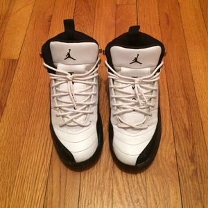 Taxi Jordan 12s size 6.5 kids woman’s 8